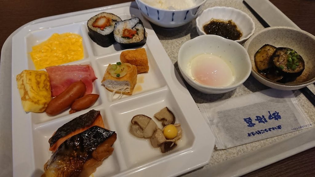 Breakfast at Juraku Stay Niigata ジュラクステイ新潟の朝食は期待どおりで和食やご当地料理がとても良いのでタレカツ海苔巻食べた:Gourmet Reportグルメレポート