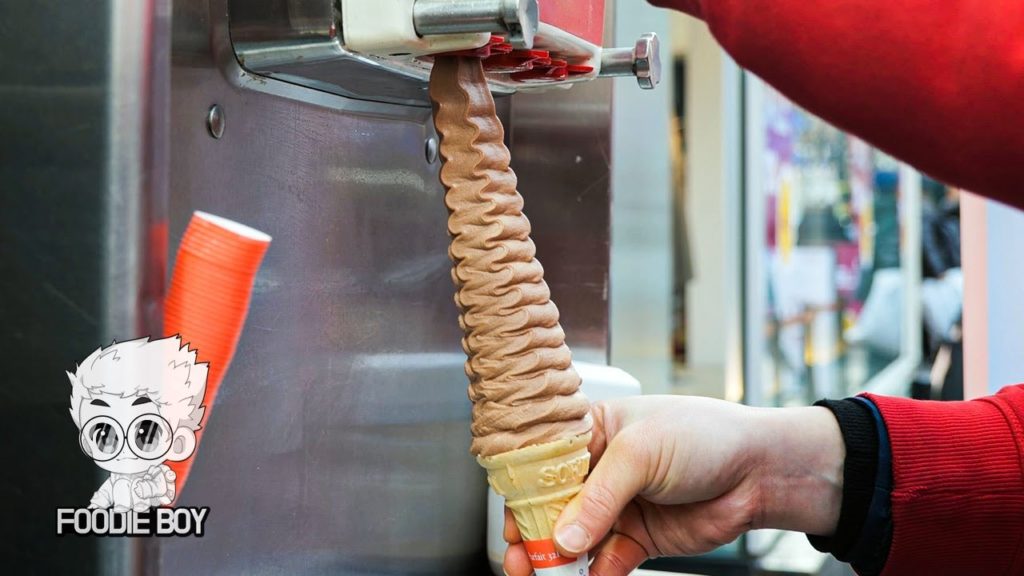 32cm Ice Cream / Myeongdong, Seoul Korea / Korean Street Food / 32cm 아이스크림 / 서울 명동 길거리 음식