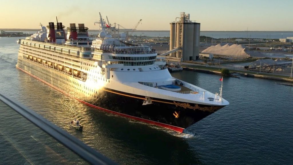 Disney Wonder vs Royal Caribbean OASIS of the Seas Horn Battle - Port Canaveral, FL