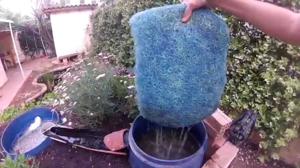 Cleaning Mechanical Pond Filter (with English subtitles)