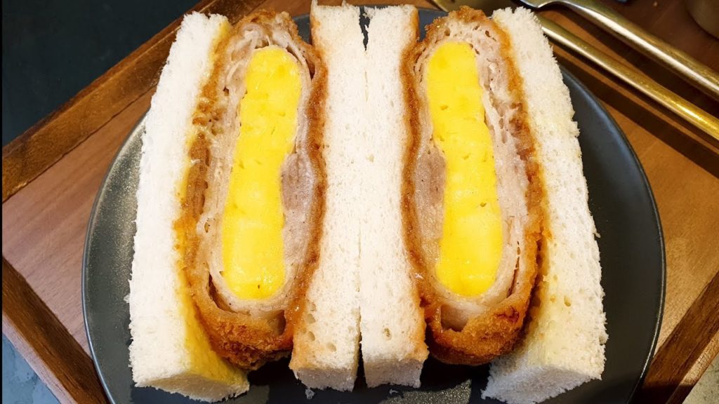 대왕 계란말이에 튀긴 돼지고기 샌드위치, 구르미산도, Sandwich with pork wrapped around giant egg roll, Korean street food