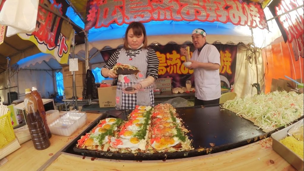 Il meglio dello street food giapponese ad un festival dei ciliegi in fiore