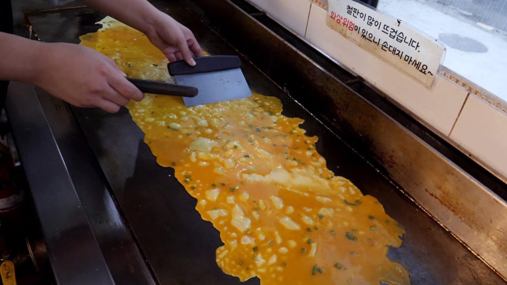 철판 치즈 계란말이 / cheese rolled omelet - gyeranmari / korean street food