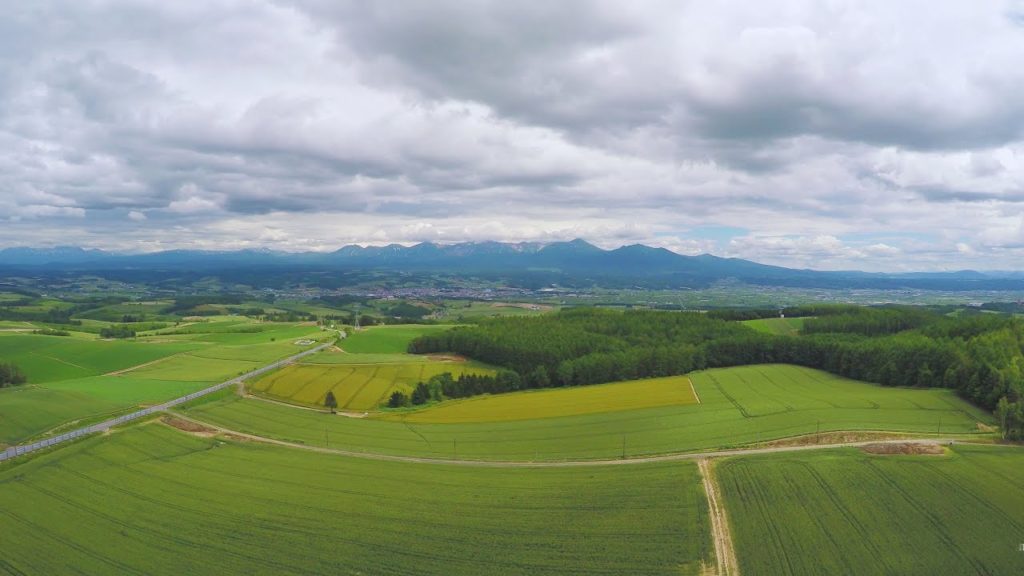 【4K空撮】上富良野・美瑛・十勝岳山麓、曇り空の空中散歩　Cloudy sky Aerial image　Hokkaido, Kamifurano-Biei-Tokachidake.