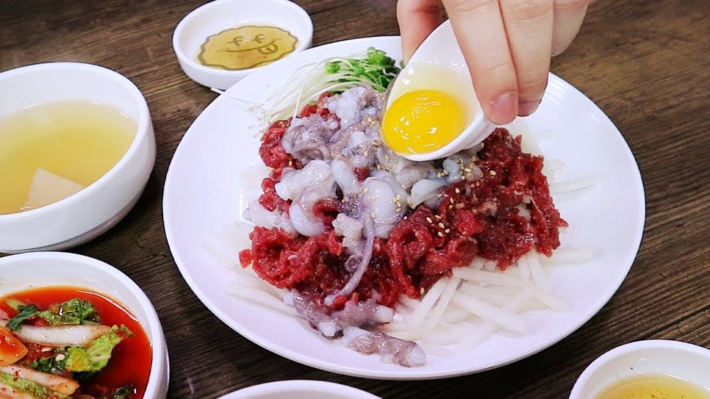 [ENG/VIET SUB] Amazing Korean food :: Raw Beef & Octopus Combination (육회낙지탕탕이)