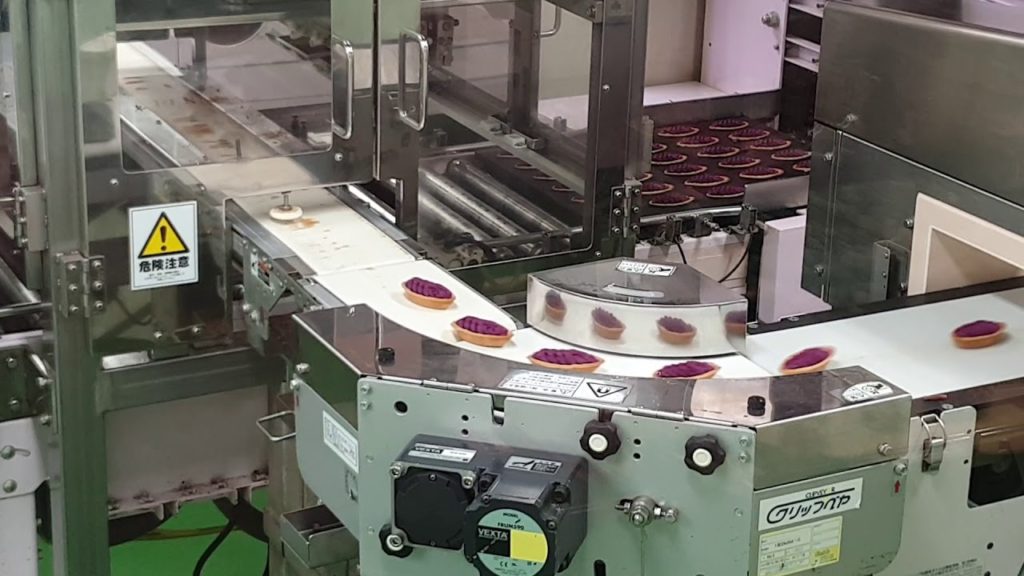 Fabricación de tartaletas de beni-imo en la Tienda Okashigoten (Naha, Okinawa)