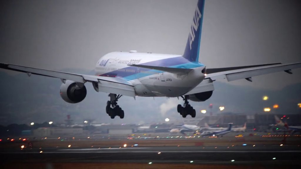 夕方の大阪伊丹空港/Osaka International airport in the evening