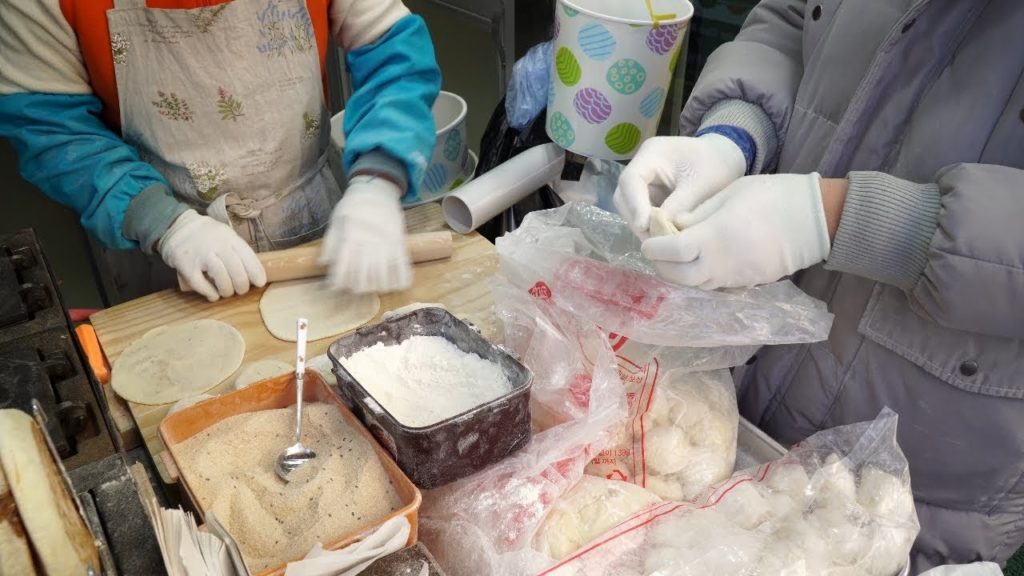 둘이서 바삭달콤한 옛날 호떡, 버블 호떡 - 남대문역5번출구  Korean Bubble Pancake - Korean Street Food