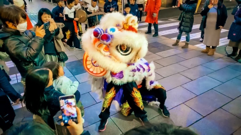 👶🏻🦁Watch a Baby Get Terrified Over Lion Dance!