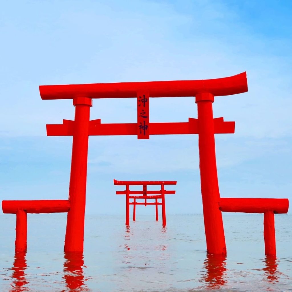 Visit Japan: During high tide the torii gates of Oouo Shrine (in Saga Prefecture) seem to flo… During high tide the torii gates of Oouo Shrine (in Saga Prefecture) seem to flo...