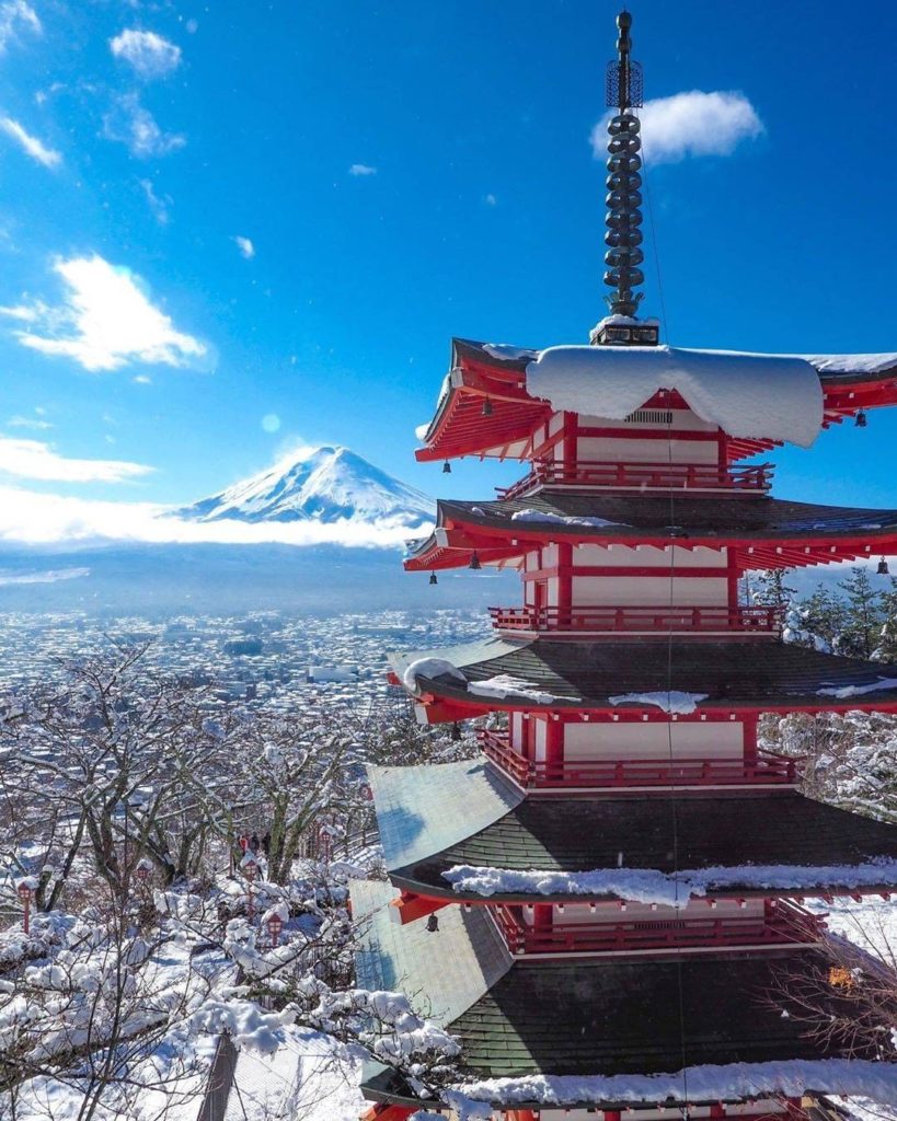 Picturesque pagoda perfection - and the Fuji view isn't half bad, either! 
: @tr...