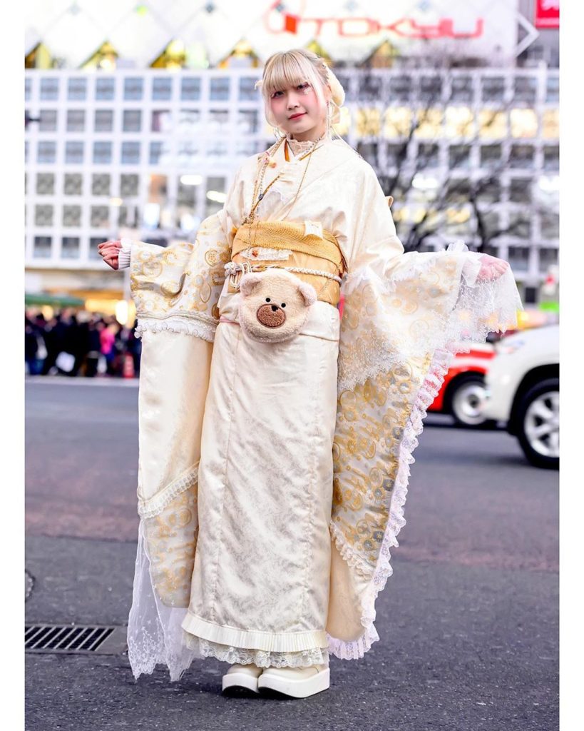 Tokyo Fashion: 20-year-old Japanese fashion student Fuka (@ateme) – wearing a ceremonial … 20-year-old Japanese fashion student Fuka (@ate___me___) - wearing a ceremonial ...