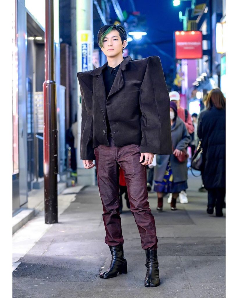 19-year-old Japanese college student Nagi (@12.na.167) wearing a super boxy hand...