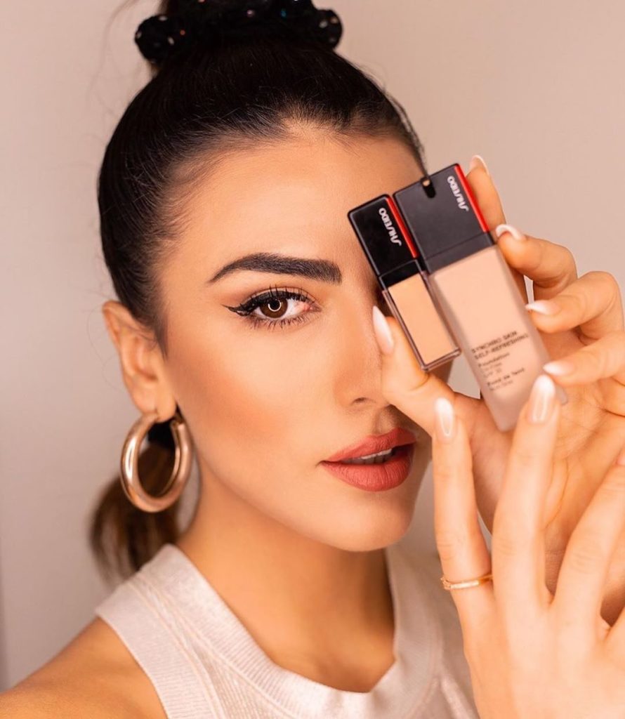 @giuliasalemi’s secret for a smudge-proof base? Synchro Skin Self-Refreshing Fou...
