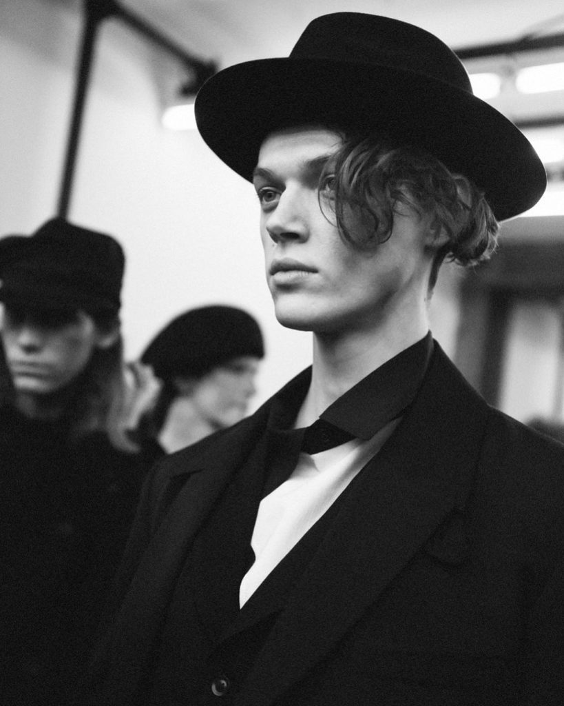 Yohji Yamamoto pour Homme AW20 show 
Backstage by @elise_toide 
#YohjiYamamoto #...