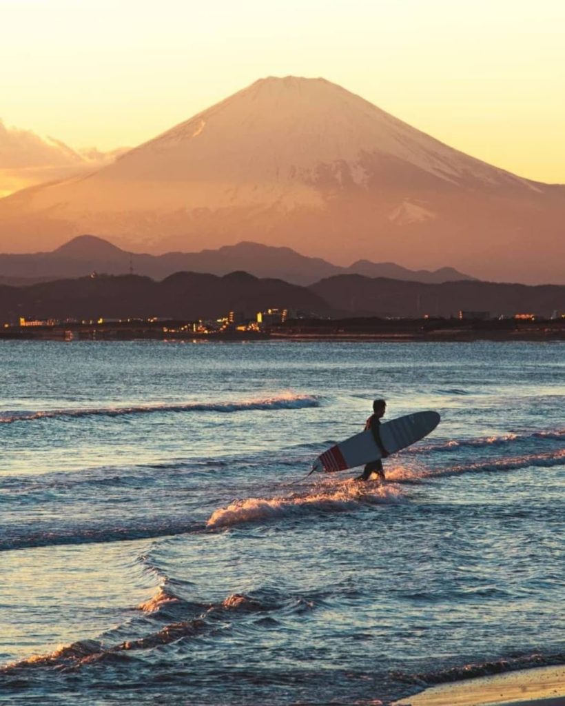 Surf's up, Fuji's out, day is made 
: @robinsan_photography
-----⁣⠀
#Enoshima Be...