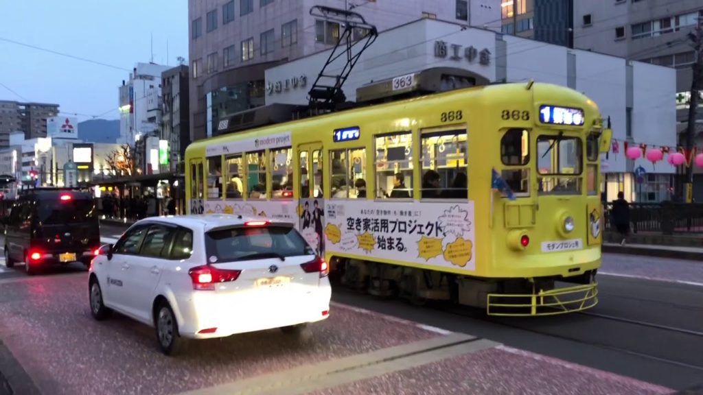 カラフルな色の路面電車