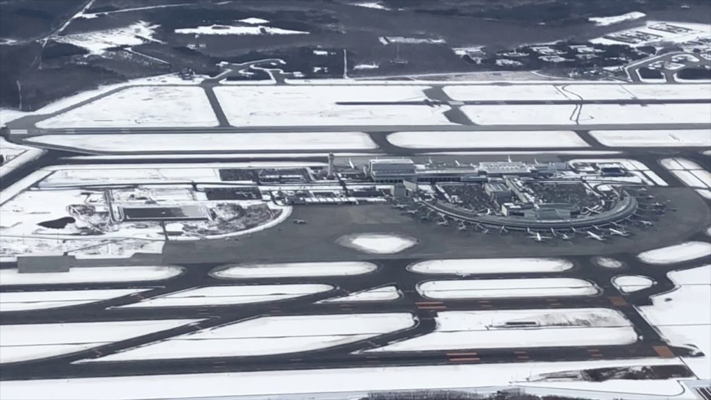 JAL ファーストクラスで新千歳空港出発～ 雪に包まれた札幌・千歳の街の様子を上空から Japan Flight Hokkaido Sapporo in snow from the sky
