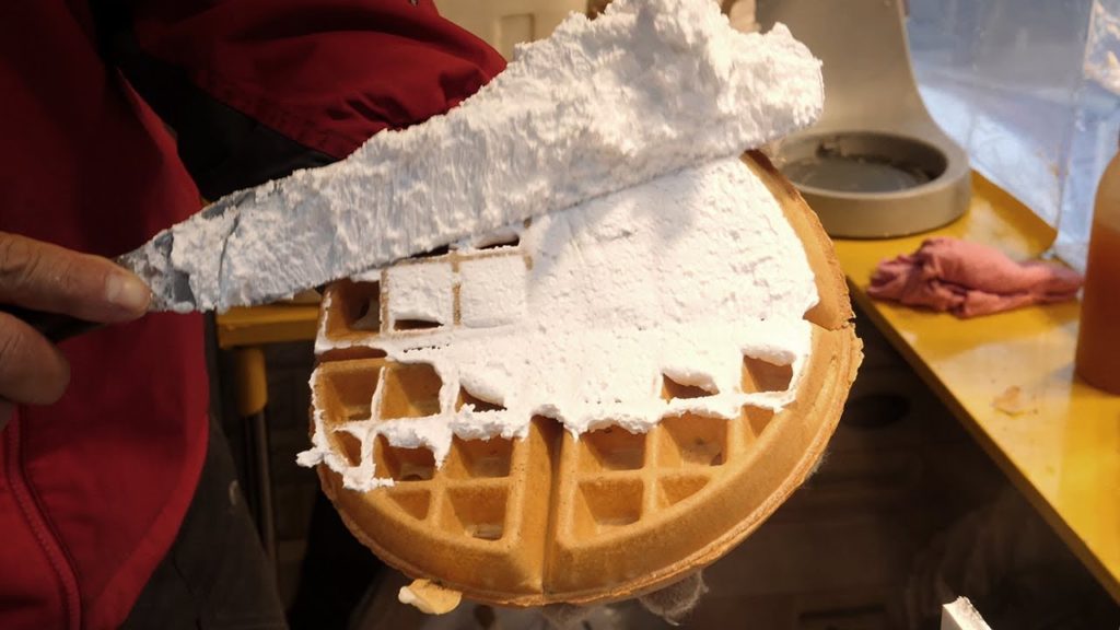 두툼한 생크림 와플 / thick whipped cream waffle / korean street food 두툼한 생크림 와플 / thick whipped cream waffle / korean street food