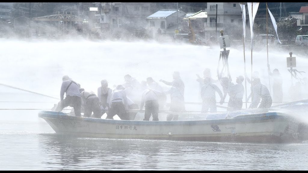 Japanese Firefighters Winter Water Cannon Battle 源平放水合戦