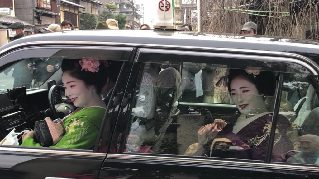 At Yasaka Shrine, Geishaspotting in the Gion District of Kyoto, Japan(Kioto Japón)  祇園甲部の舞妓 節分祭のあと