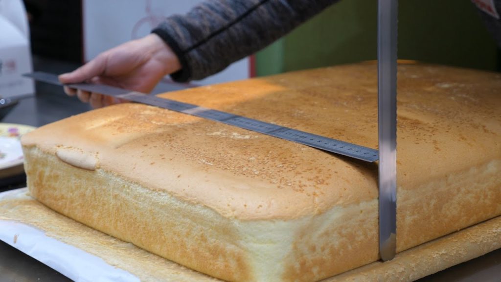서문시장 대왕카스테라 자르기 Gaint Castella Cutting Skill – Korean street food 서문시장 대왕카스테라 자르기 Gaint Castella Cutting Skill - Korean street food