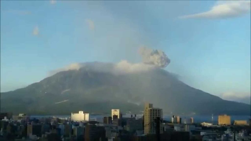 Massive Eruption! Volcano Sakurajima in Kagoshima, Japan (2015/07/09 18:40) Sunny