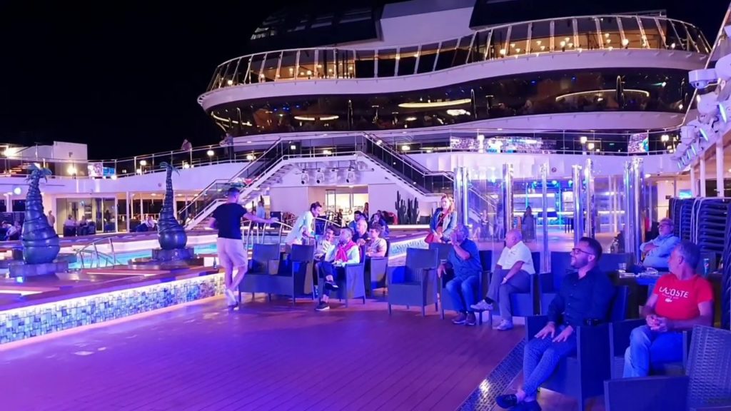 Cận cảnh trên tàu du lịch 5 sao giống du thuyền Diamond Princess
