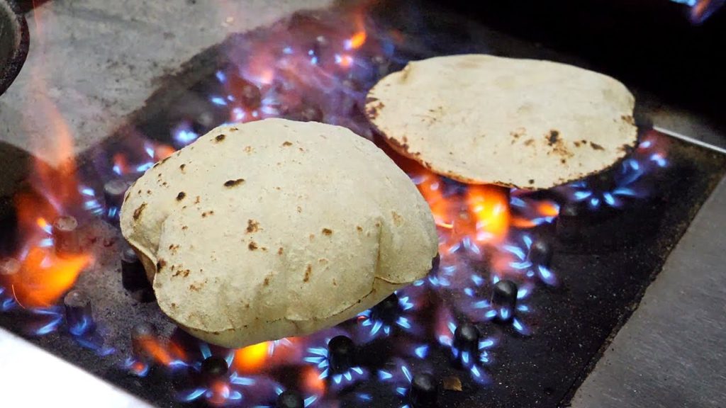 빵빵한 카레 빵 / grilled curry bread - naan / indian street food