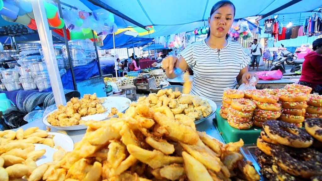 Indonesian Street Food - CRAZY BALI NIGHT MARKET | BEST Street Food in Bali + BABI GULING Indonesia