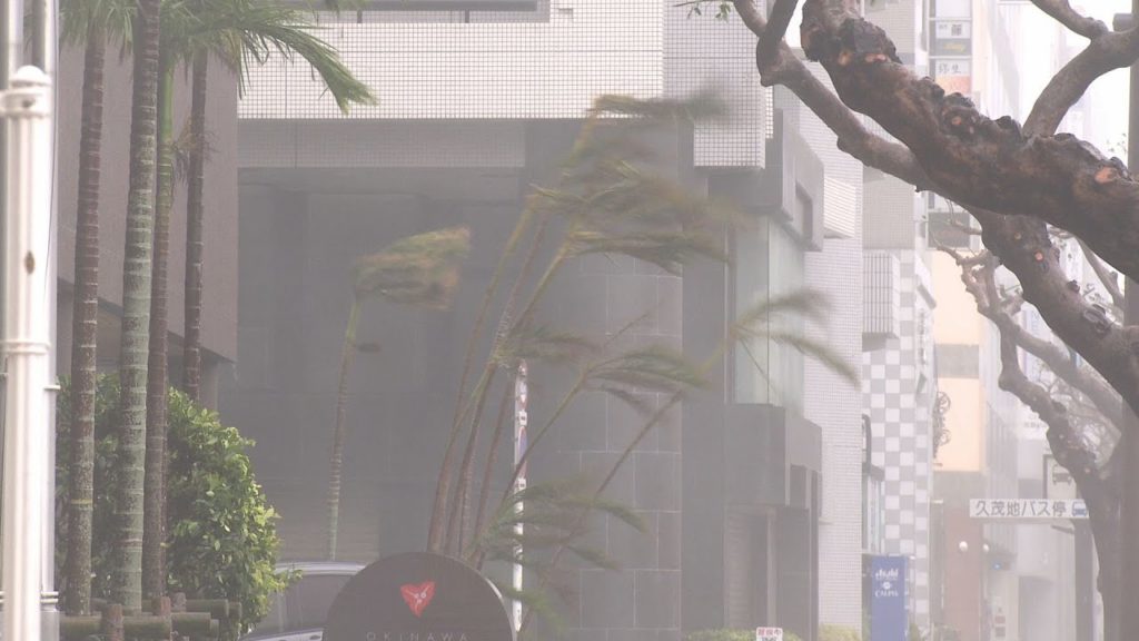 台風17号沖縄を直撃 Typhoon Jelawat Chaos In Okinawa Extended Footage
