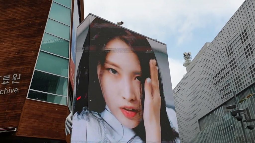 Snow in Seoul & EVERGLOW's Music Video on a Large Screen