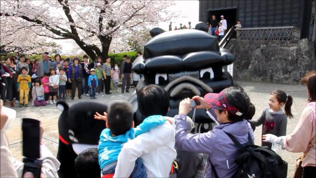 Auftritt von Kumamon im Schloss von Kumamoto