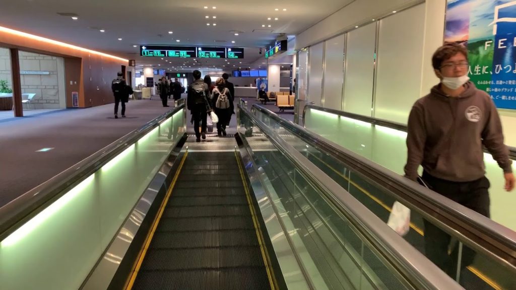 【Japanese Airport】 Use escalade to move around the boarding area of Haneda Airport Domestic Terminal