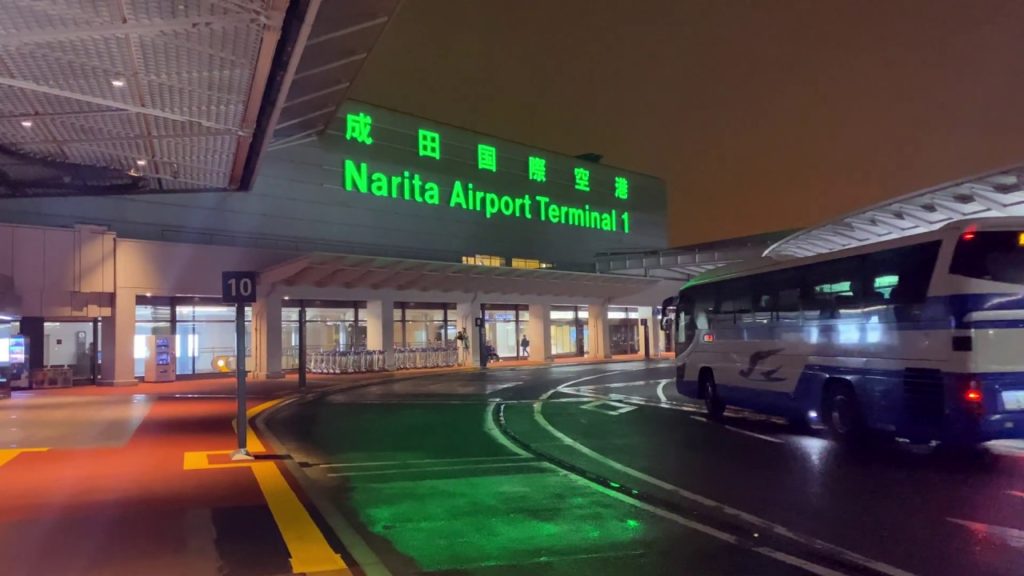 Narita Airport, Tokyo, Japan - Singapore Airlines B777 Take Off