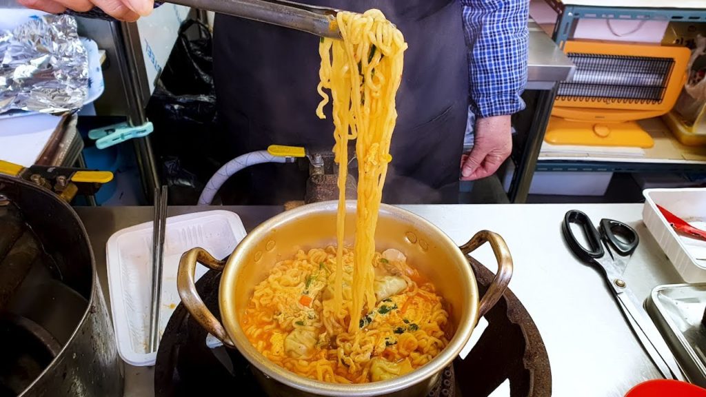 한끼 식사로 든든한 만두라면, 만두, 신라면, 신촌, Spicy Korean ramen, dumpling ramen, Instant Noodle, Korean Street food