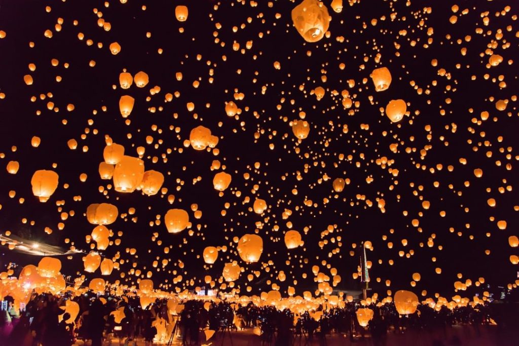 These magical sky lanterns are released during the yearly Tsunan Snow Festival!
...