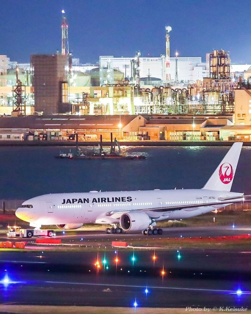.
The runway and factories sparkle in the night sky. #TogetherThisFebruary

工場の夜...