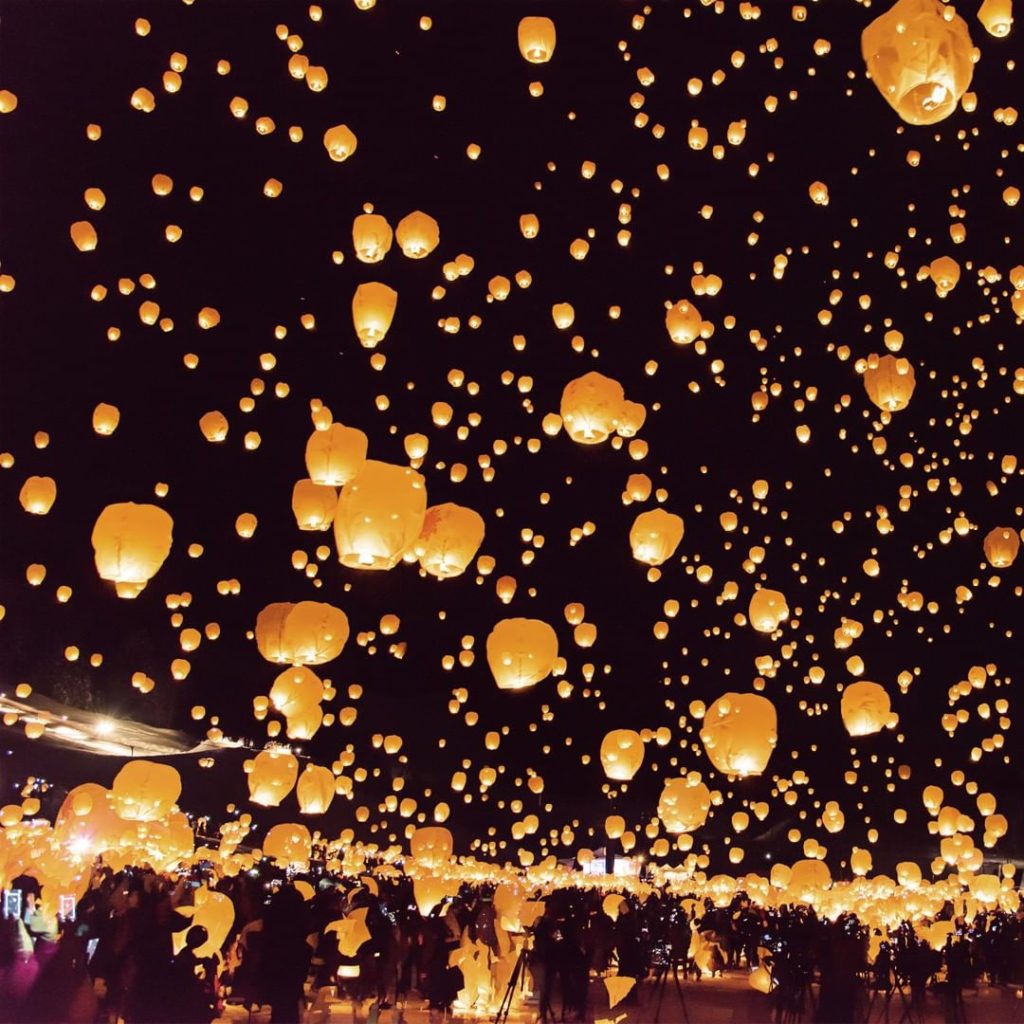 .
Tsunan Snow Festival Sky Lanterns create a fantastically beautiful aura at nig...