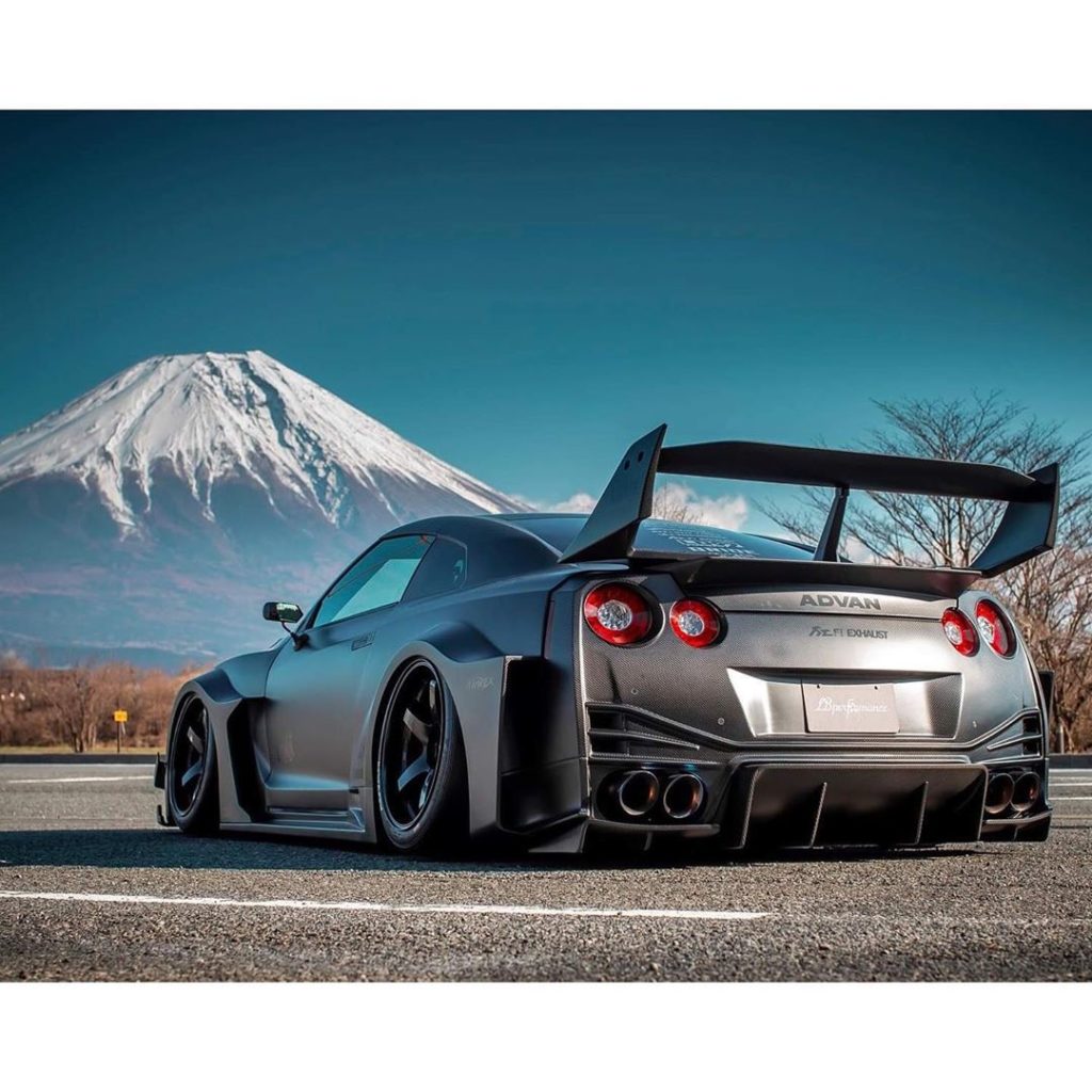 Carbon Zilla 
Photo  @libertywalkkato .
.
.
.
Follow the Crew:  @Nissan_GTR_Love...