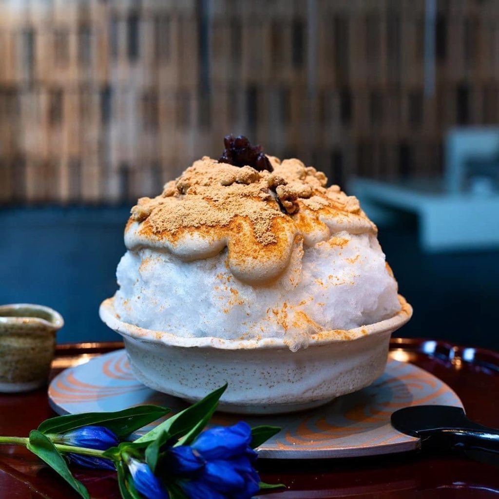 Visit Japan: A dessert that looks like snow! This sweet treat is from @kuriya_kurogi, a bust… A dessert that looks like snow! This sweet treat is from @kuriya_kurogi, a bust...