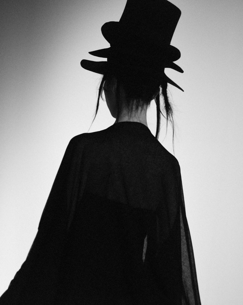 Yohji Yamamoto AW20-21 collection. 
Backstage by @elise_toide
Hair by @eugenesou...