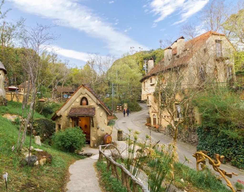 While passing through a quiet residential area in Shizuoka Prefecture, you may s...