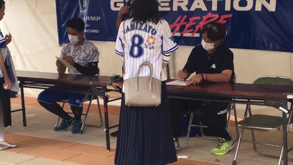 横浜DeNAベイスターズ 櫻井&三嶋 投手@沖縄キャンプ!マスク姿でのファンサービスに感動! (櫻井周斗・三嶋一輝 宜野湾キャンプ2020 最終日)Japan Baseball Spring Camp 横浜DeNAベイスターズ 櫻井&三嶋 投手@沖縄キャンプ!マスク姿でのファンサービスに感動! (櫻井周斗・三嶋一輝 宜野湾キャンプ2020 最終日)Japan Baseball Spring Camp