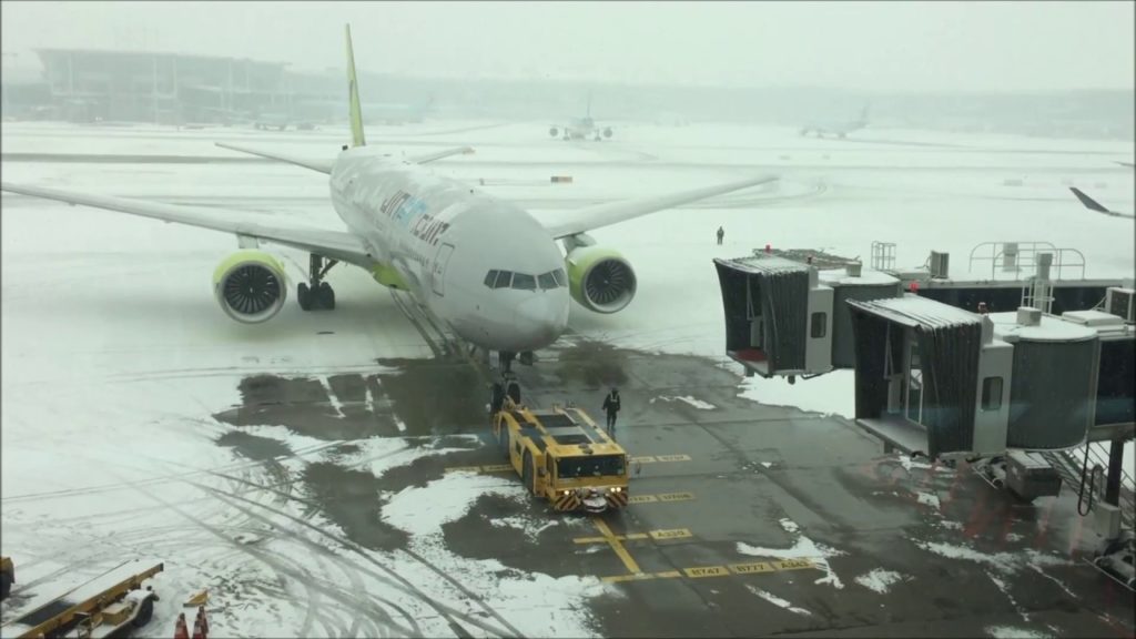 Jin air B777-200 | Marbeoulous | Line up to the gate