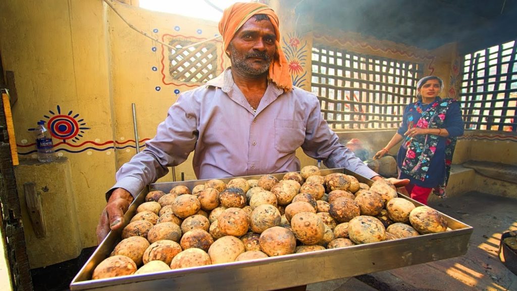 Indian Street Food COOKED WITH COW DUNG!!! Vegetarian Street Food in VARANASI India (BAATI CHOKHA)