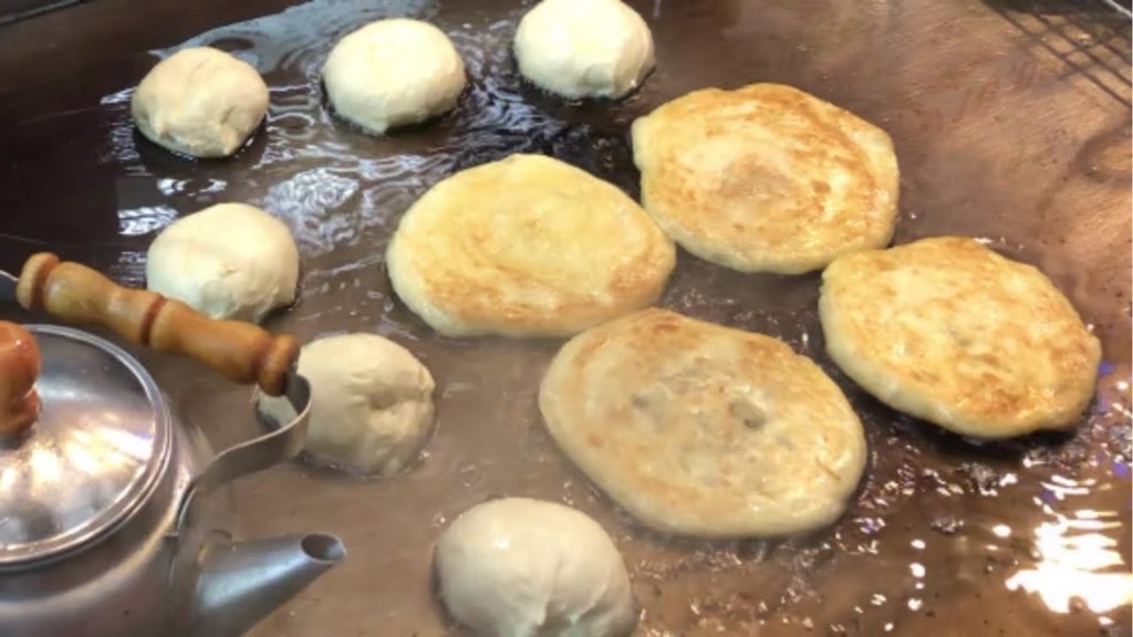 유명한 아이스크림 호떡 / korean street food / 길거리음식 / Ice cream pan-fried sweet pancake – Hotteok 유명한 아이스크림 호떡 / korean street food / 길거리음식 / Ice cream pan-fried sweet pancake - Hotteok