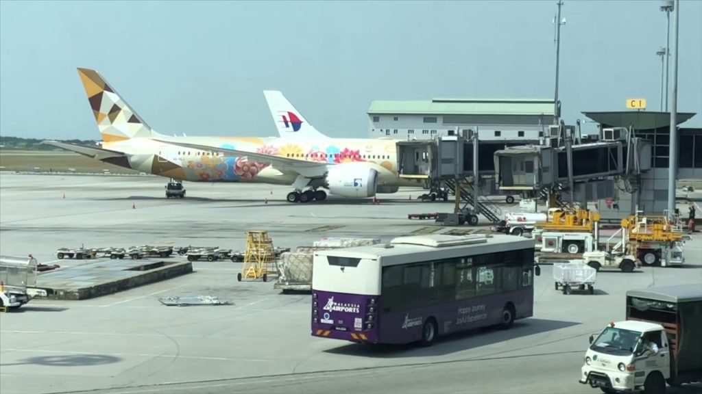 2020年のクアラルンプール国際空港~ 既に人は少なめでしたが相変わらずキレイな空港 Malaysia Kuala Lumpur Airport in Feb 2020.. less people 2020年のクアラルンプール国際空港~ 既に人は少なめでしたが相変わらずキレイな空港 Malaysia Kuala Lumpur Airport in Feb 2020.. less people