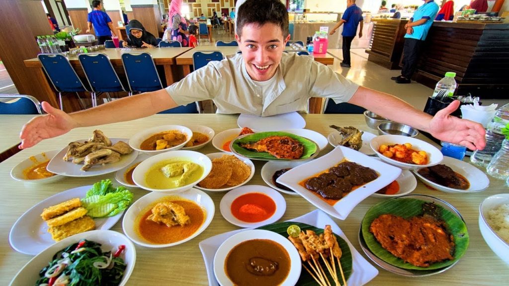 Indonesian Food - WORLD'S BEST HALAL RESTAURANT : Nasi Padang in Padang, West Sumatra (SPICY!)