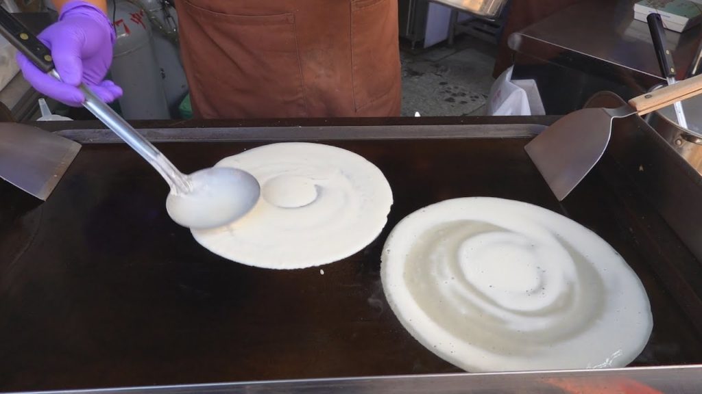 Handmade Pancake Omelet / 手工粉漿蛋餅 - Taiwanese Street Food